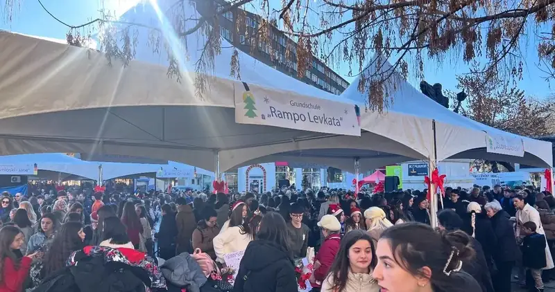 Тенди за зимски базар на главниот плоштад